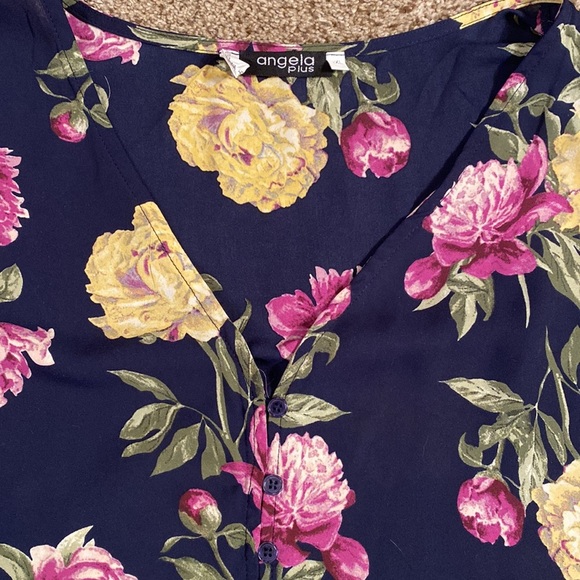 Angela Plus flower blouse - Picture 7 of 10